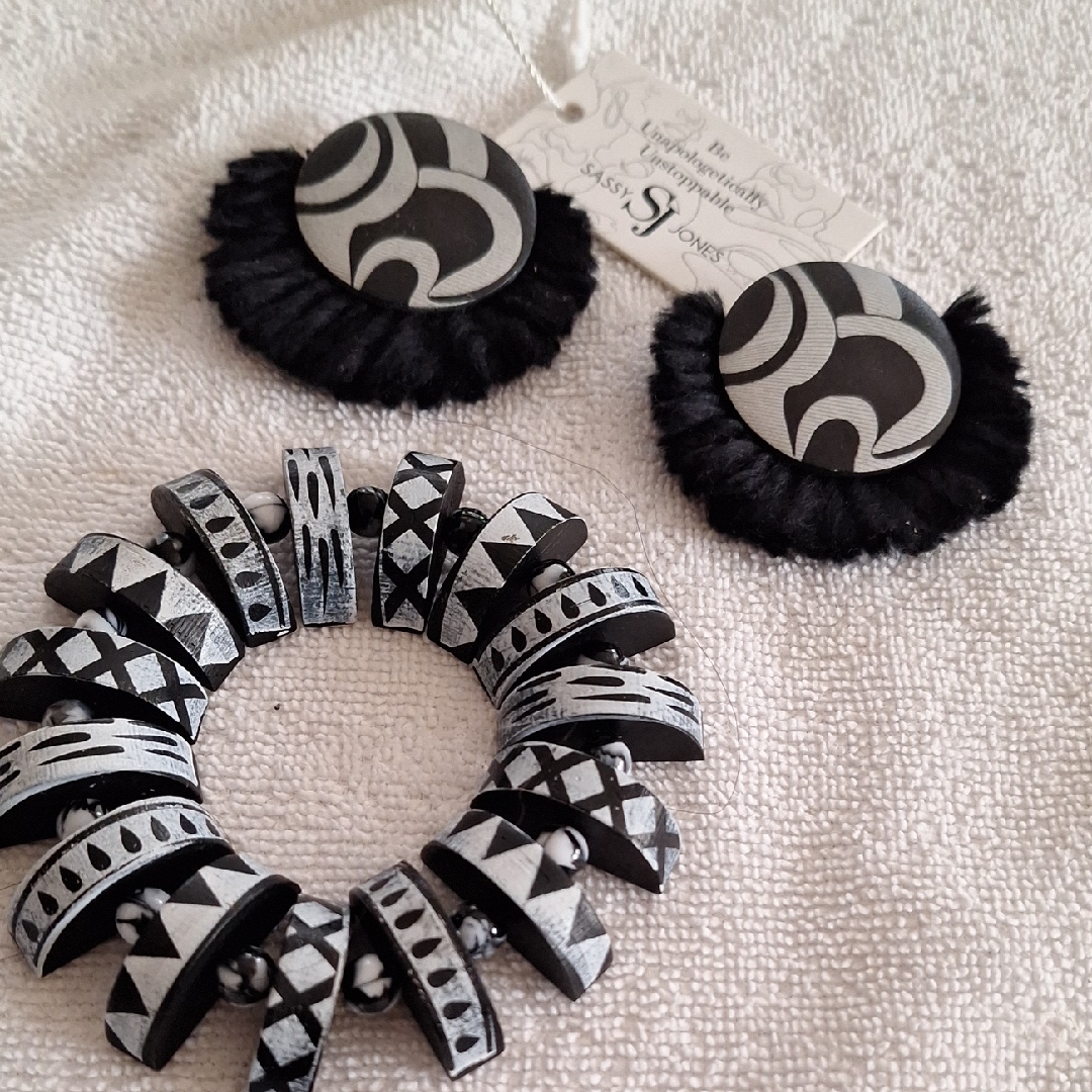 Sassy Jones Black And White Earrings And Stretc Bracelet Set